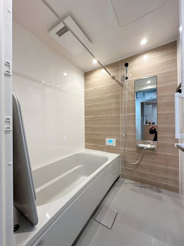 安佐北区深川7丁目 No.12の浴室|タカラスタンダードの浴室乾燥機付きシステムバス☆
全面マグネット対応のホーローパネルでお手入れも簡単です。
浴槽は魔法瓶のような構造になっており、お湯が冷めにくく節電にもつながります。