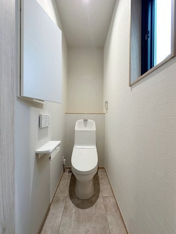 安佐北区深川7丁目 No.12のトイレ|1階ウォシュレットトイレ☆
収納付きのため使い勝手も良いです♪