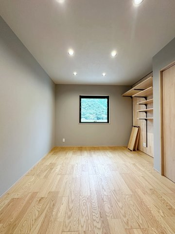 安佐北区深川7丁目 No.12の寝室|2階の6.5帖主寝室☆
アクセントに無垢の木材化粧を施しおしゃれで落ち着きのある空間となっています。