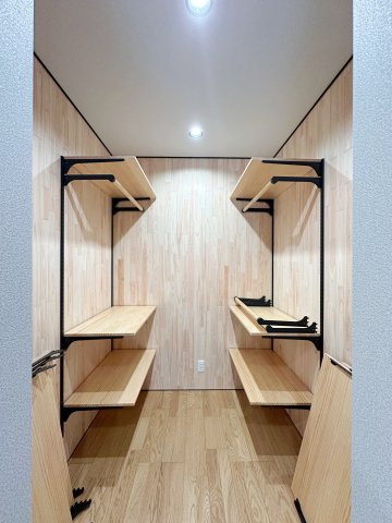 安佐北区深川7丁目 No.12の収納|主寝室の広々としたWIC☆
全て可動棚となっておりハンガーパイプ、棚部分と自由に組み換えが可能で理想のクローゼットをお作りいただけます。
木材は調湿作用もあり洋服の保管にも最適です。