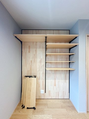 安佐北区深川7丁目 No.12の収納|主寝室には更に可動棚の収納スペースもあり小物などの収納に便利です♪