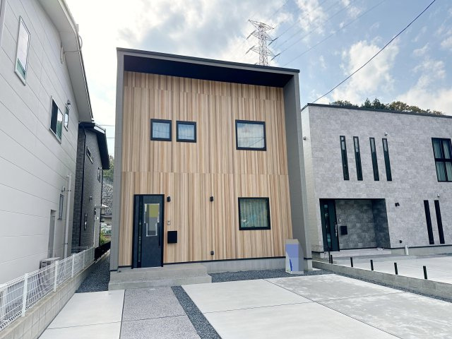 安佐北区深川7丁目 No.12の外観|2025年10月完成☆
無垢木材をふんだんに使用した3SLDKの新築住宅が分譲開始♪
外壁は光セラサイディングを使用し、太陽の光と雨で汚れを分解・落としてくれる物で40年お手入れ不要と言われています♪