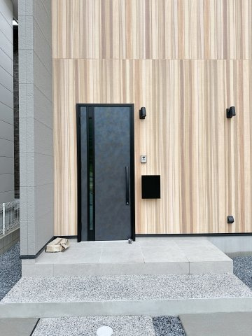 安佐北区深川7丁目 No.12の玄関|広々とした玄関ポーチ☆
玄関ドアはスマートキー対応でスマートフォンで鍵の施開錠をすることができます♪