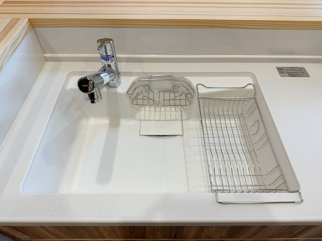 安佐北区深川7丁目 No.12のキッチン|浄水機能付き水栓に人造大理石シンク☆
人造大理石のためシンクに水垢や汚れが付きにくく、いつも綺麗なキッチンになります♪