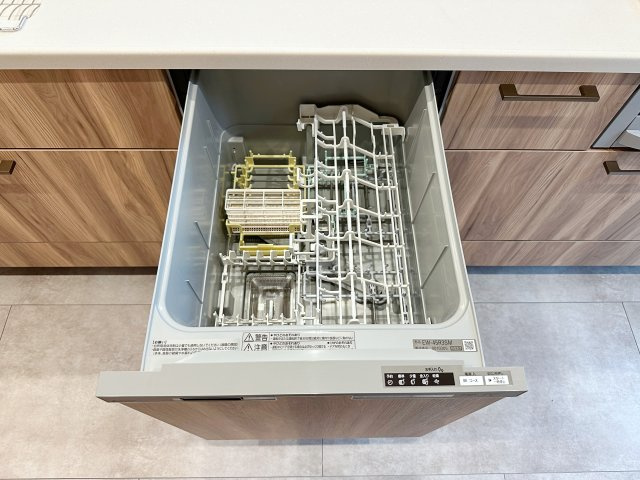 安佐北区深川7丁目 No.12のキッチン|4人から5人分の食器洗浄乾燥機☆
水道代の節約にもなり、家事の時短もできる優れ物です♪
スライド式で上から全体が見えるため食器の出し入れもスムーズです♪