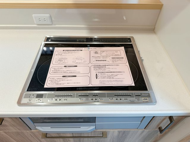 安佐北区深川7丁目 No.12のキッチン|IHクッキングヒーター☆
火が出ないために安全性も高いと考えられます。 さらに、安定した加熱管理制御が容易に行えるため、素材を均一に加熱する料理やスープなどの液体の加熱に適しています♪