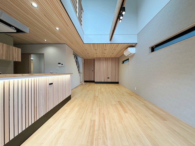 安佐北区深川7丁目 No.12の居間・リビング|21.5帖の吹き抜けのあるリビング☆
吹き抜けにある大きな窓からしっかりと陽が入りとても明るいです。
加工された木材で飾られた壁はアクセントもあり落ち着きを感じられます。