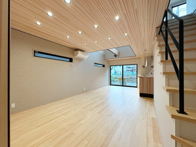 安佐北区深川7丁目 No.12の居間・リビング|21.5帖の吹き抜けのあるリビング☆
ダイニングテーブルセット、ソファ、リビング用のエアコン、テレビ台をプレゼント☆
LDKに必要な家具が一通り揃っているのでお引渡し後、すぐに生活が始められます。