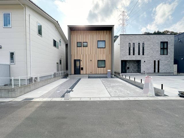 安佐北区深川7丁目 No.12の駐車場|車種により3台駐車可能☆
来客時はもちろん、お子様が車を持った際も安心して停められます。