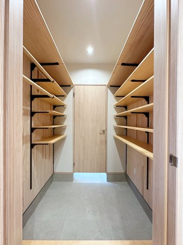 安佐北区深川7丁目 No.12の収納|シューズインクローク☆
屋外用品はもちろんアウターやコートなども収納できるようになっています。
可動棚で組み換えは自由自在で理想の収納スペースをお作りいただけます。