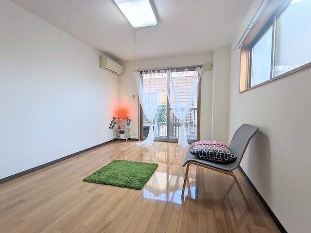 ＴＰマンションの居間・リビング|写真内家具は設備では御座いませんのでご注意ください。