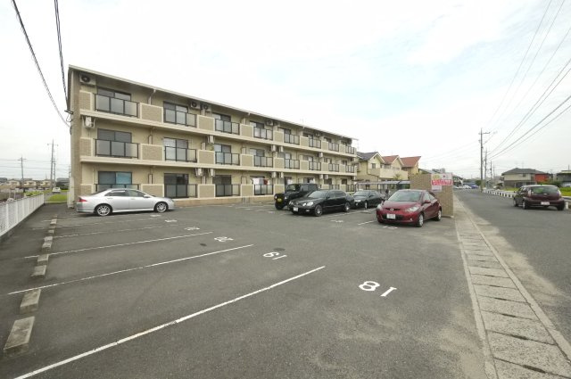 スーリール平田の駐車場