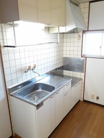 アメニティーのキッチン|コンパクトなキッチンで掃除もラクラク