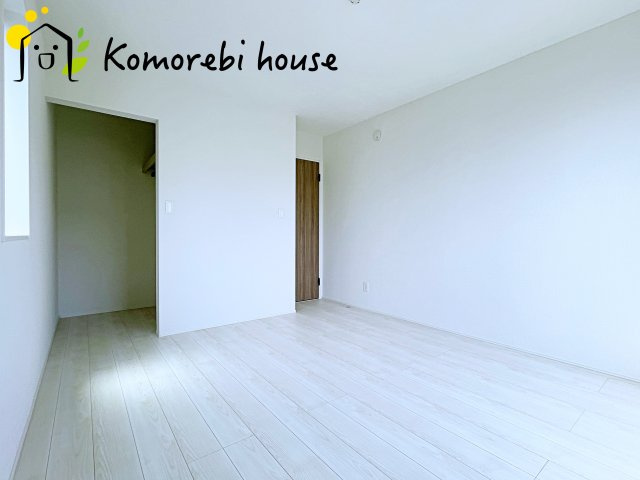 上尾市浅間台　４期　新築一戸建て　グラファーレ　01の寝室|開放的な寝室です