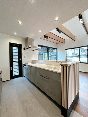 安佐北区深川7丁目 No.14のキッチン|タカラスタンダードのシステムキッチン☆
人造大理石天板でIH横にはマグネットパネルを設置。
作業スペースにコンセントも設け使いやすさを考えて設計されています。