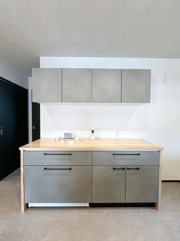 安佐北区深川7丁目 No.14のキッチン|木材のオリジナル天板を使用したおしゃれな食器棚☆
既設の食器棚は地震にも強く転倒の心配もありません。
一般的な物より奥行きを広く取ることにより大きな家電もスッキリ置けるように作られています。