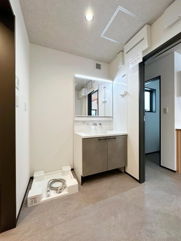 安佐北区深川7丁目 No.14の洗面所|シャワー付き洗面脱衣所☆
洗面化粧台は三面鏡タイプとなっており、背面には収納スペースもあるため着替えやタオル、お風呂用品の収納にも困りません♪