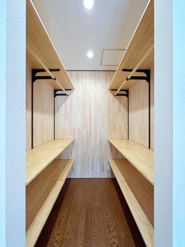 安佐北区深川7丁目 No.14の収納|主寝室のWIC☆
全て可動棚となっておりハンガーパイプ、棚部分と自由に組み換えが可能で理想のクローゼットをお作りいただけます。
木材は調湿作用もあり洋服の保管にも最適です。