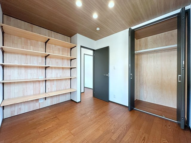 安佐北区深川7丁目 No.14の収納|2階5帖の洋室のクローゼット☆
通常のクローゼットに加えて可動棚収納もあります♪