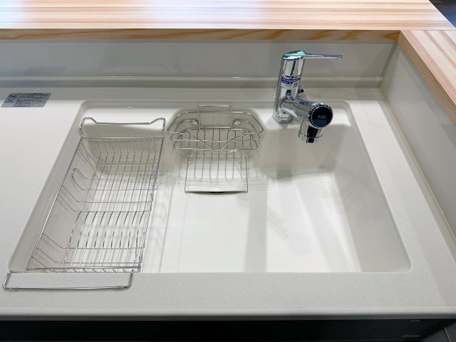 安佐北区深川7丁目 No.14のキッチン|浄水機能付き水栓に人造大理石シンク☆
人造大理石のためシンクに水垢や汚れが付きにくく、いつも綺麗なキッチンになります♪