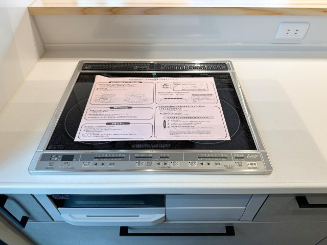 安佐北区深川7丁目 No.14のキッチン|IHクッキングヒーター☆
火が出ないために安全性も高いと考えられます。 さらに、安定した加熱管理制御が容易に行えるため、素材を均一に加熱する料理やスープなどの液体の加熱に適しています♪