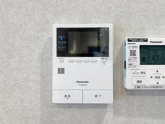 安佐北区深川7丁目 No.14の防犯設備|ドアホン☆
来客があったとき、室内からカメラやマイクを使って相手や用件を確認できます。相手を事前に確認することができ、訪問販売対策や防犯面でも役に立つアイテムです♪