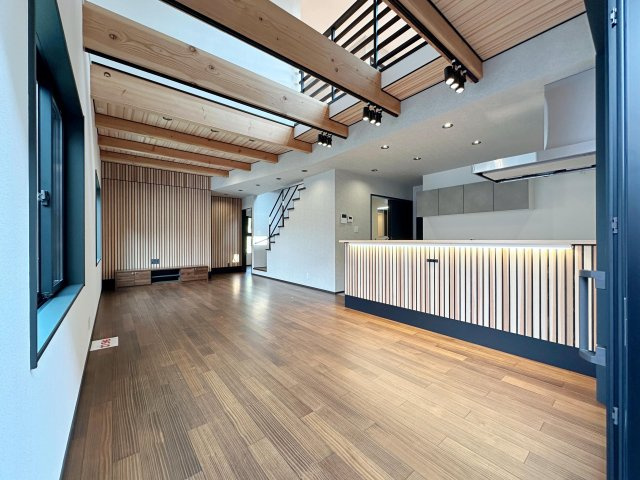 安佐北区深川7丁目 No.14の居間・リビング|広々とした21.5帖のリビング☆
吹き抜けにある大きな窓からしっかりと陽が入りとても明るいです。
加工された木材で飾られた壁や天井はアクセントもあり落ち着きを感じられます。