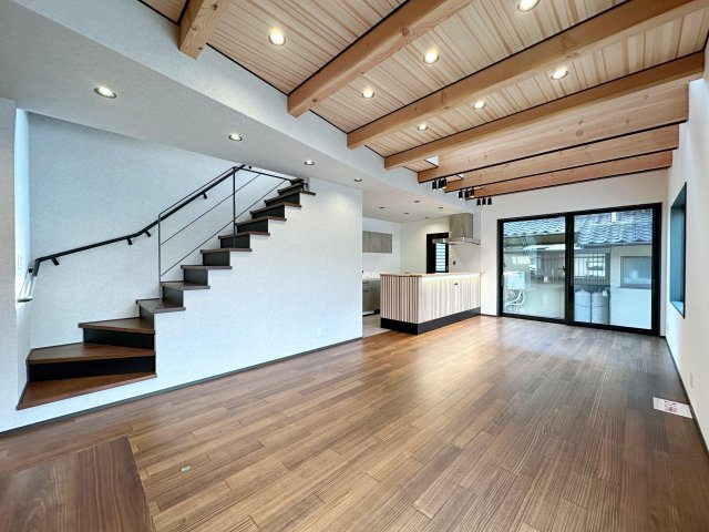 安佐北区深川7丁目 No.14の居間・リビング|リビング用のエアコン、全部屋照明器具付き、ダイニングテーブルセット、ソファ、テレビ台、食器棚、全室カーテンをプレゼント☆
必要な家具は一式揃っているのですぐに生活が始められます！