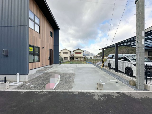 安佐北区深川7丁目 No.14の駐車場|車4台駐車可能☆
来客時はもちろん、お子様が車を持った際も安心して停められます。