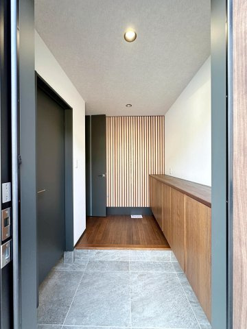 安佐北区深川7丁目 No.14の玄関|広々とした玄関ホール☆
木材張りのおしゃれな壁はインパクトがありまるで注文住宅のようです♪
シューズボックスはロータイプのためウェルカムボードとしても活用できます！