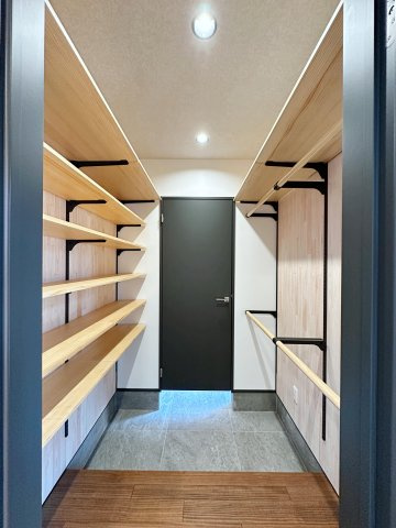 安佐北区深川7丁目 No.14の収納|広々としたシューズインクローク☆
屋外用品はもちろんアウターなども収納できるようになっています。
可動棚で組み換えは自由自在。
理想の収納スペースをお作りいただけます。