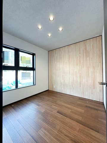 安佐北区深川7丁目 No.14の洋室|リビングに併設された約4.5帖のトランクルーム☆
ゲストルームとしても活用でき、子供部屋や物置部屋としても活用できます♪