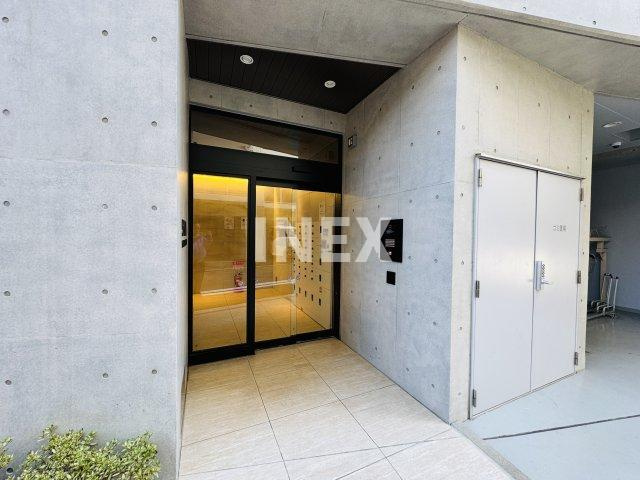 横浜市中区野毛町１丁目の賃貸マンションのエントランス