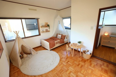 【洋室】 | 毛呂山町大谷木 中古住宅 | ２階洋室7帖(AI加工にて家具配置)