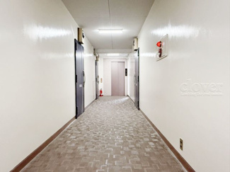 【その他共用部分】 | 共用廊下です。ここもきれいに清掃されています。周囲のお部屋の様子も、ぜひ伺ってみてください。～即日のご見学可能～　お問合せはお気軽にどうぞ。