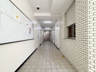 【エントランス】 | お客様を、そして住人を出迎えてくれるマンションのエントランス。ゴミが落ちていないことからも、管理状態の良さや住民の節度の高さが見て取れます。～即日のご見学可能～　お問合せはお気軽にどうぞ。