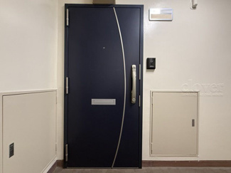 【その他共用部分】 | ダブルロック式の玄関ドアが皆様をお出迎え。お部屋のセキュリティの観点からも、うれしい設備ですね。玄関の色もシックで良い感じです。～即日のご見学可能～　お問合せはお気軽にどうぞ。