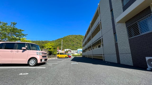 フォルテコート本郷町の駐車場