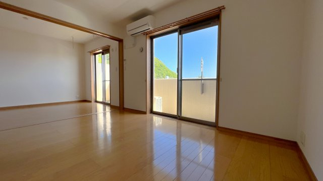 フォルテコート本郷町の居間・リビング|※反転タイプの間取となります。