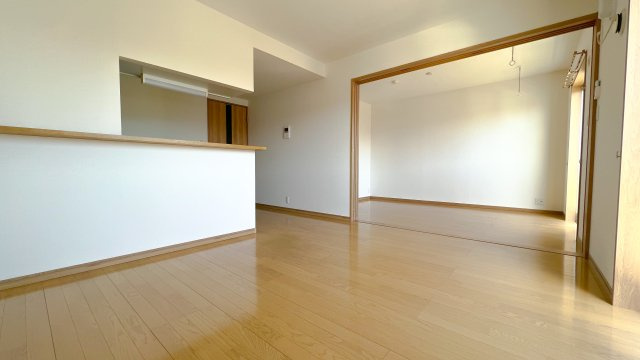 フォルテコート本郷町の居間・リビング|※反転タイプの間取となります。