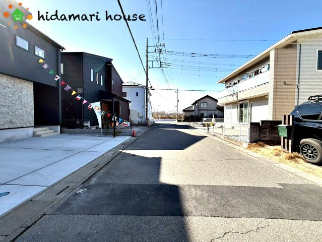 蓮田市藤ノ木1丁目　新築戸建　ブルーミング01の前面道路含む現地写真