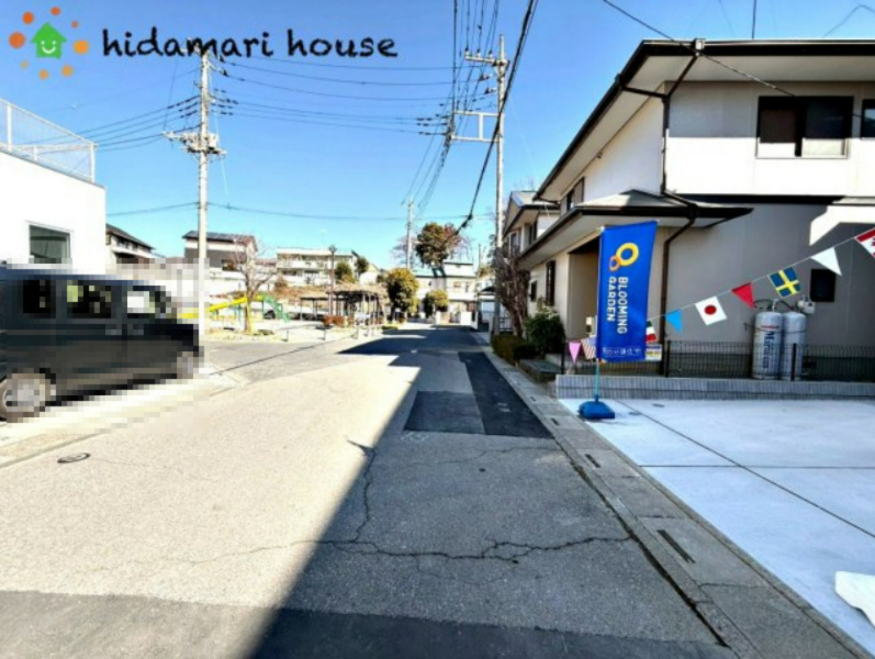 蓮田市藤ノ木1丁目　新築戸建　ブルーミング01の前面道路含む現地写真
