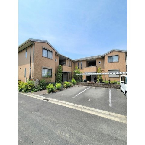 サニーコート院殿の駐車場|外観は落ち着いています