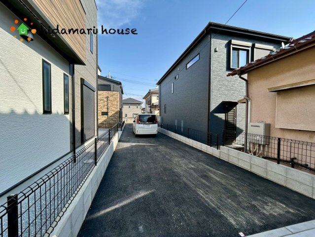 西区佐知川　新築戸建　ルシェールCの前面道路含む現地写真