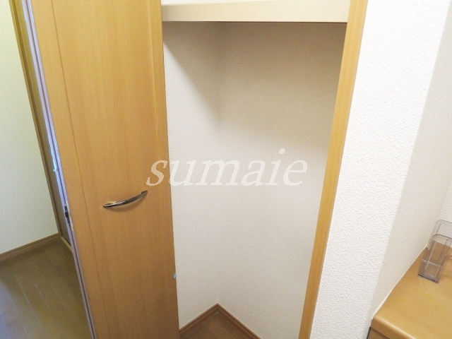 ヴィラージュシャルマンの収納|玄関横収納スペースです！