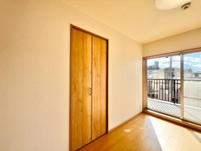 【子供部屋】 | メゾンドール浜寺北 | クロス・フローリング張替！綺麗な壁や床で室内が明るくなりますね！爽やかな気分でお過ごしいただけますよ♪