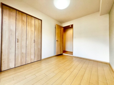 【洋室】 | メゾンドール浜寺北 | 【全居室窓ありますよ】明るい室内は、風通しも良く、大変居心地の良い空間となっております♪爽やかな風を感じて起きる朝は、快適生活の始まりに！