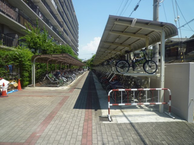【駐輪場】 | メゾンドール浜寺北 | 駐輪場に屋根があるので、雨の日に自転車が濡れにくく嬉しいですね！