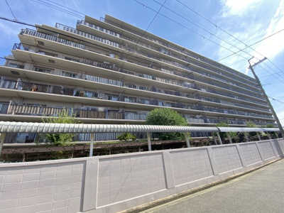 【外観】 | メゾンドール浜寺北 | ファミリーマートまで徒歩５分！ドラッグセイムスまで徒歩６分！お買い物に便利な立地ですね！