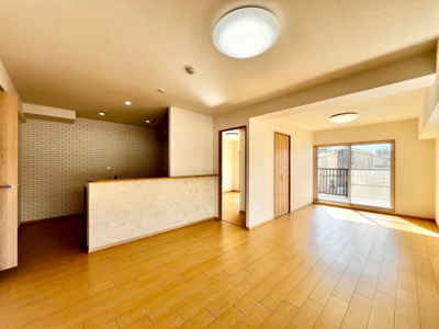 【居間・リビング】 | メゾンドール浜寺北 | 南海本線「石津川」駅まで徒歩１３分！毎日の通勤や通学に便利ですね！